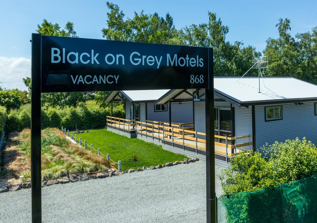 Black On Grey Geraldine Εξωτερικό φωτογραφία